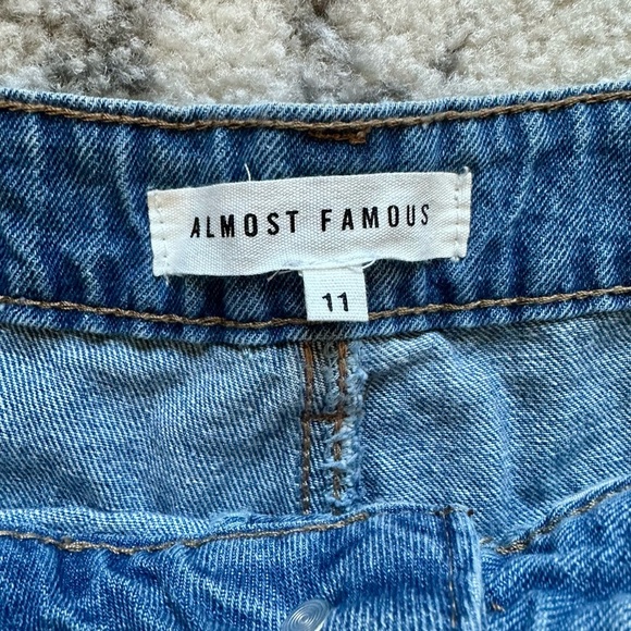 Almost Famous BOYFRIEND Distressed Denim Short Ladies Size 11 - Picture 3 of 4